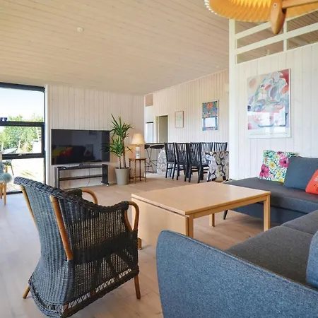 Vakantiehuis Four-bedroom In *