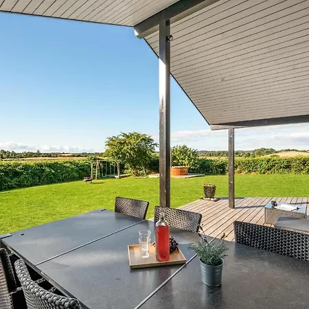 Vakantiehuis Four-bedroom In Ebeltoft